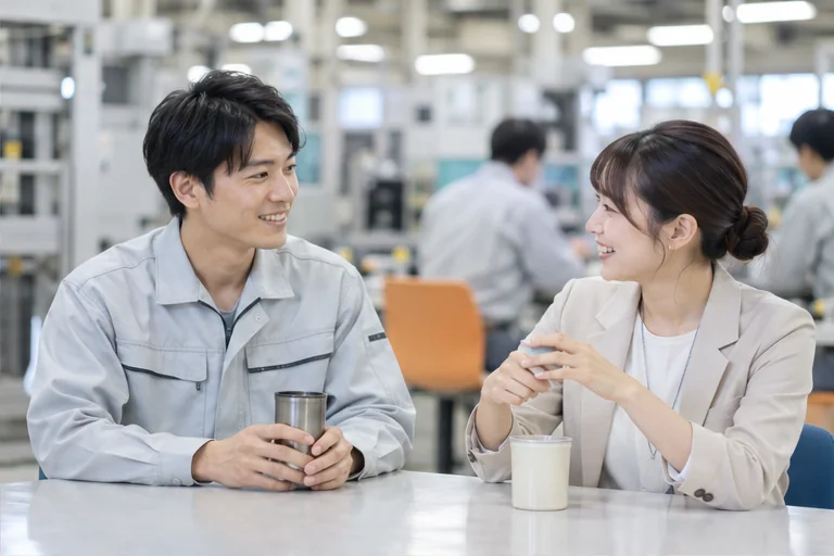 働き方について話す工場スタッフとコーディネーター