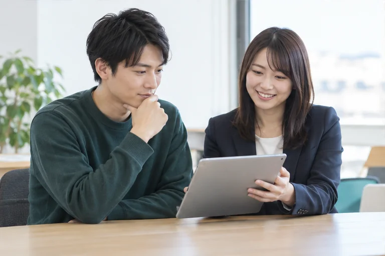 求人情報を見ながら働き方を相談する求職者とコーディネーター